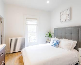 RitaBNB-807 2nd St #8 · Solace and Rest in the Heart of the City - Rochester - Bedroom