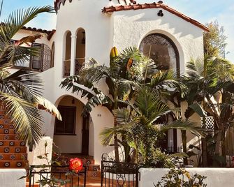 1/2 Block to the Beach w/ Bikes & Paddleboards: Casa de las Palmas - Long Beach - Bygning