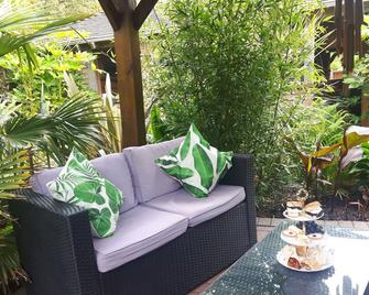 cabin set in a beautiful romantic tropical garden - Sutton Coldfield - Patio