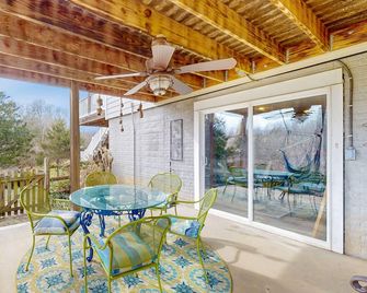 Nature lover's lakefront home with a beach, dock, fire ring, & more - Orange - Balkon