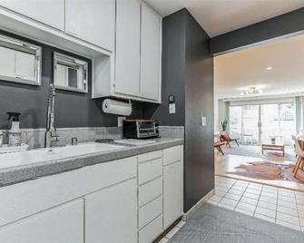 Capitol quarters! 2 bedroom condo, walking distance to everything! - Sacramento - Kitchen