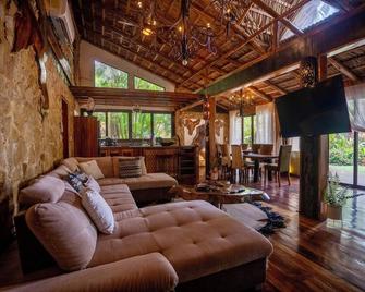 Ocho Artisan Bungalows - Tamarindo - Olohuone