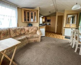 Great 6 berth caravan with decking by the beach in Suffolk ref 40023ND - Lowestoft - Sala de estar