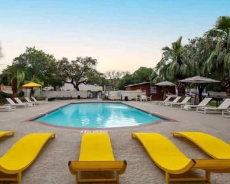 SoCo 1BR suite, king bed, close to Downtown w pool - Austin - Piscina