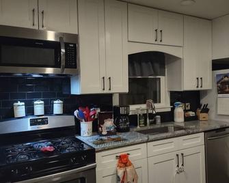 Cozy two bedroom home by historic Rt. 66, pet friendy too! - Wilmington - Kitchen