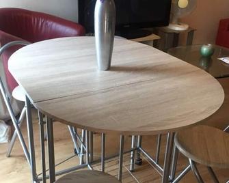 Clean & Modern 1 Bedroom Apartment - Hounslow - Dining room