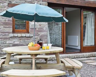 4 bedroom accommodation in Talgarth, near Brecon - Brecon - Patio