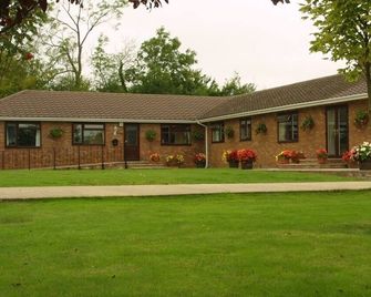 Triple Ensuite at Little Bullocks Farm - Bishop’s Stortford - Edificio