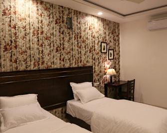 White Tulips Home Stay - Jaipur - Bedroom