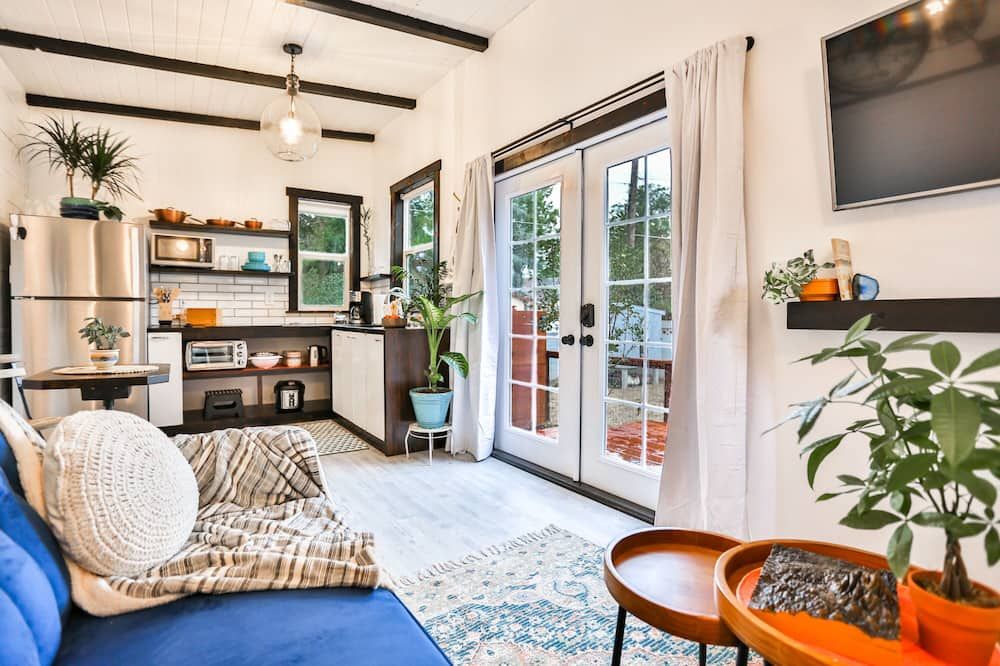 Reconnect in the Heart of Downtown at The Golden Egg Cottage. STR-1046 - كولورادو سبرينغز - غرفة معيشة