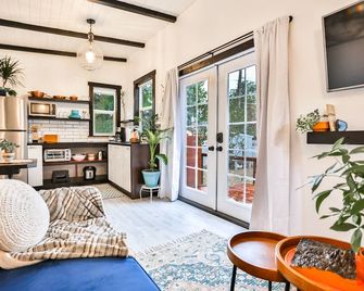 Reconnect in the Heart of Downtown at The Golden Egg Cottage. STR-1046 - Colorado Springs - Living room