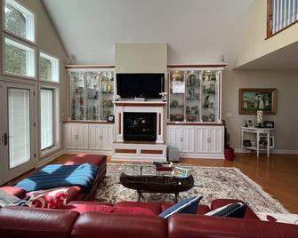 Delavan Lakefront Access Guesthouse - Delavan - Living room