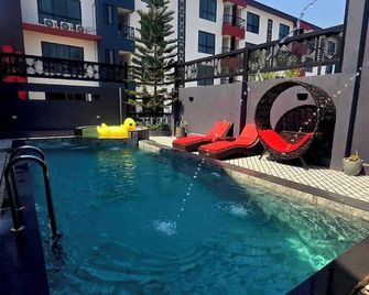 그랜드 프룩사시리 호텔 차야품 - 농 부아 뎅 - 수영장