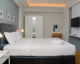 Minimalist with City View 2BR Apartment at Casablanca East Residences - Yakarta - Habitación