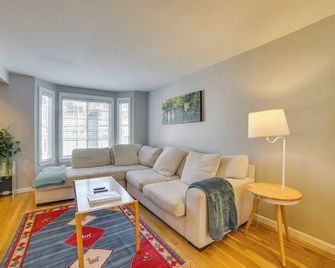 Pet-Friendly Seattle Townhome 1 Mile to Lake! - Seattle - Living room