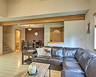 Cozy Edwards Townhome 6 Mi to Beaver Creek! - Edwards - Living room