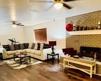 Amazing and Cozy King-Queen Bed Suites w/RV Parking - Alamogordo - Living room