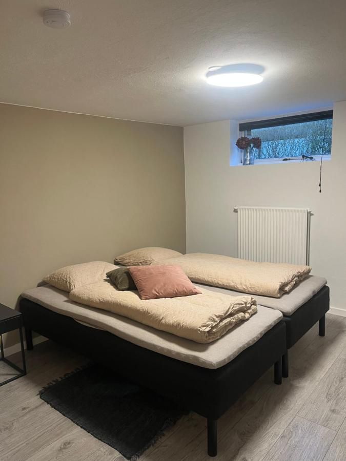 To værelser med dobbeltsenge tæt på E45 og banegården i Rødekro Værelserne deler bad Kælderværelser med egen indgang – Rødekro