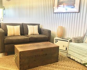 Loft / 2 Guest Suite Rental In Exmouth Wa - Exmouth - Living room