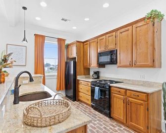 Mid-city Retreat Private Balcony Stay - New Orleans - Kitchen