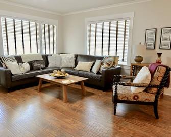 Close to Disney. 9 dollar Uber Ride. Walk to Packing House. CA historic home - Anaheim - Living room