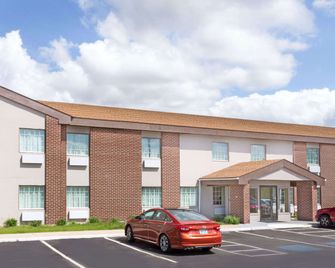Baymont by Wyndham Beloit - Beloit - Gebouw