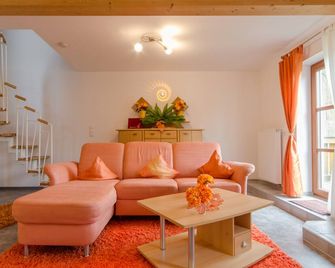 Kleingesee approx. 5 km from Gössweinstein Holiday apartment Haus Sonnenscheim - Gößweinstein - Wohnzimmer