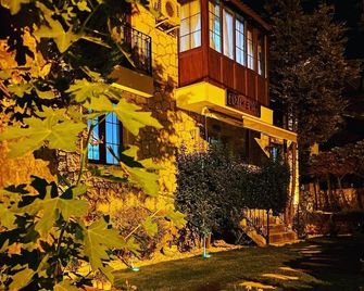 Bizim Ev Hotel - Alacati - Building