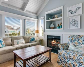 Updated villa with ocean and lagoon views! two golf carts next the BHI Club - Bald Head Island - Sala de estar