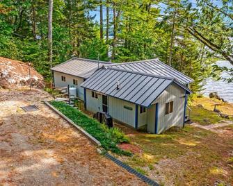 Miles To Go-Family friendly camp on Toddy Pond. Swim, boat, fish, hike. - Orland - Edificio