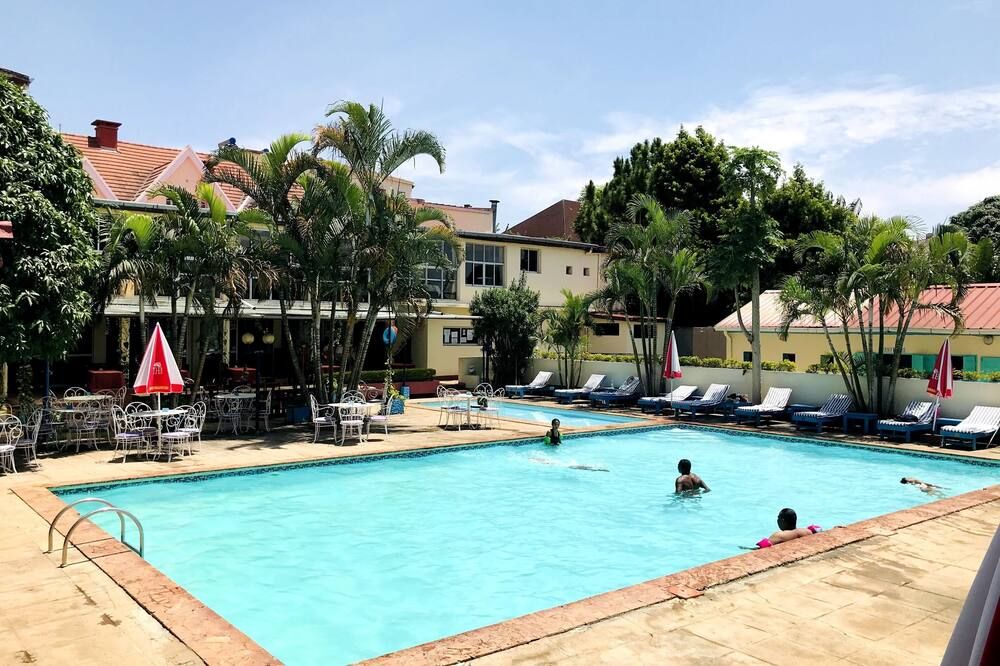 Hotel Appartement Meuble Les Flots Bleu - אנטננריבו - בריכה