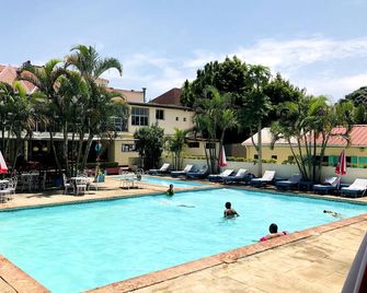 Hotel Appartement Meuble Les Flots Bleu - Antananarivo - Piscina