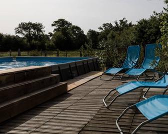 Bed and breakfast in Mayenne in an 18th century mill by the river - Sainte-Suzanne-et-Chammes - Piscina