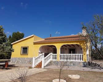House with pool, barbecue and private garden, for the exclusive use of the tenant. - Yecla - Building