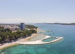 Apartment and Rooms Artina - Vodice - Gebäude