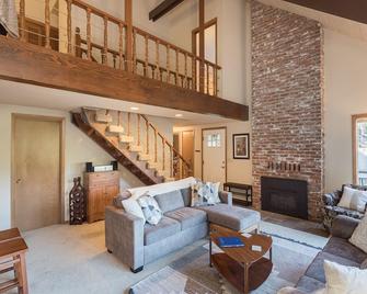 Mt Hood Escape, 3 bedroom, 2 bath, plus loft, sleeps 10, Professionally Cleaned - Mount Hood Village - Sala de estar
