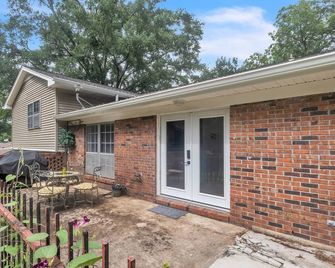 Hummingbird Loft - Studio with Queen Bed - Starkville - Bâtiment