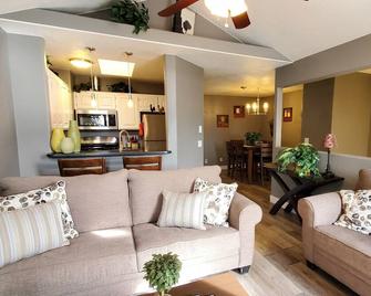 Near Brian Head, Shakespeare Festival & Utah National Parks - Cedar City - Living room
