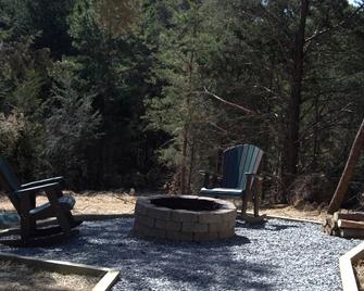 Woodland Cabin Rental near High Bridge Trail State Park in Prince Edward County, Virginia - Farmville - Innenhof