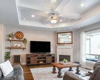 Backyard Bungalow w/ Resort Like Backyard!!! - Nampa - Living room