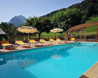Hôtel Champs Fleuris Morzine - Morzine - Pool