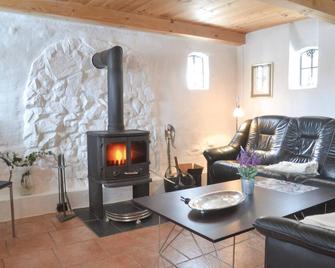 Three-Bedroom Holiday Home In Give - Give - Wohnzimmer