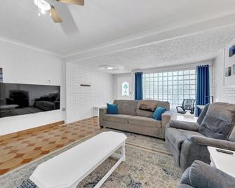 Parkside Flat #5 - Seacliff Beach Suites - Leamington - Wohnzimmer