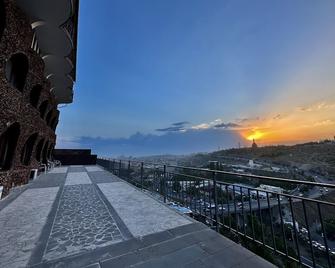 The Hill Guest House - Ereván - Balcón