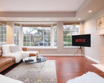 Spacious 4br W/ Ensuites Mins To Downtown Yvr Ubc - Vancouver - Living room