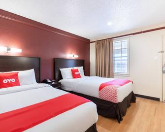 OYO Hotel Tulsa N Sheridan Rd & Airport - Tulsa - Bedroom