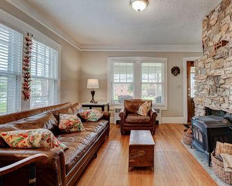 Lovely Arts & Crafts Bungalow in downtown Black Mountain - 15mins from Asheville - Black Mountain - Wohnzimmer