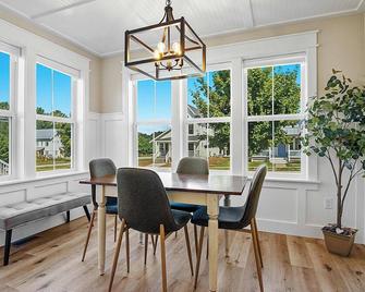 Coho Cottage, Village Of Empire MI, Steps From Sbd - Empire - Dining room