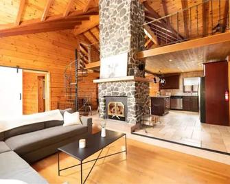 Beautiful log cabin escape - with hot tub & pool - Marmora - Living room