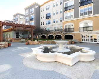 Sunny Santana Row 1BR w/ Pool & Gym, 10 mins to Google, by Blueground - San Jose - Edifício